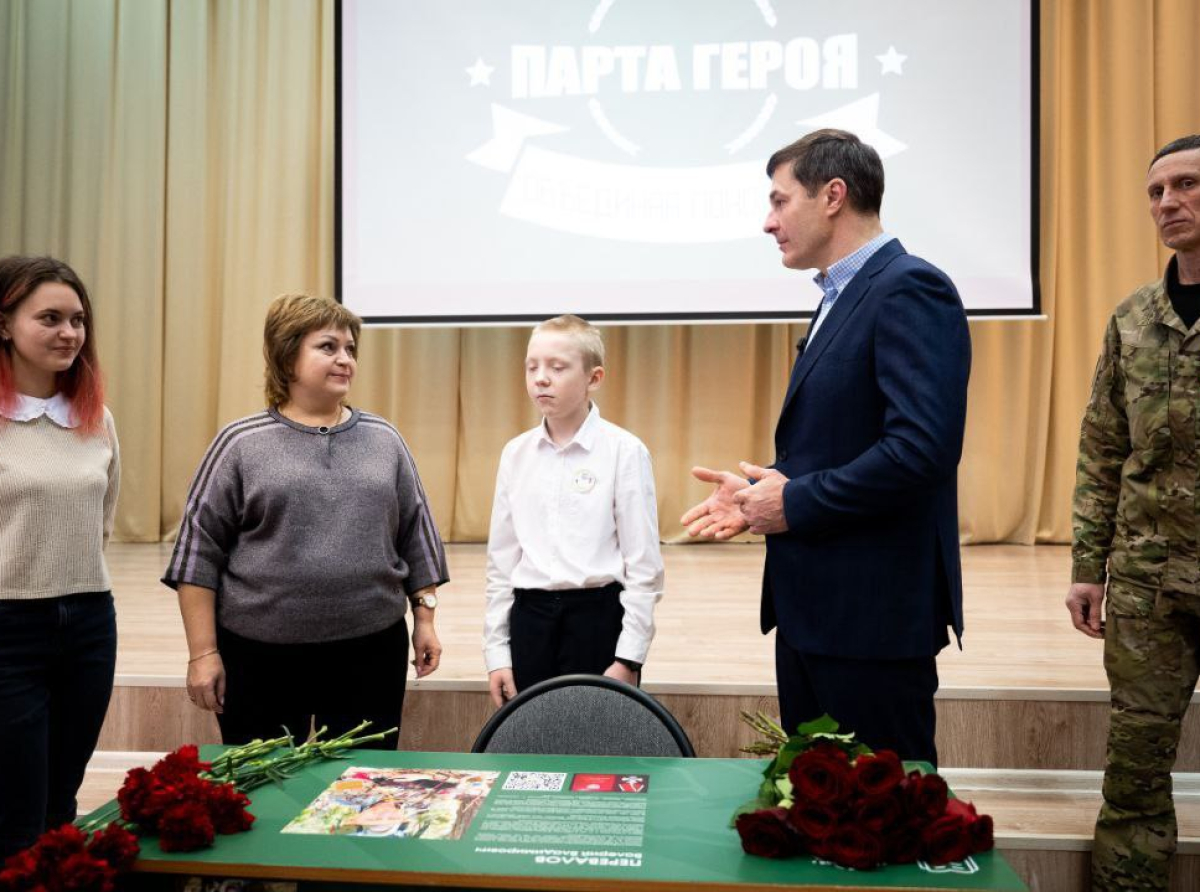 «Парту Героя» в память о погибшем на СВО военнослужащем открыли в гимназии Томилино 